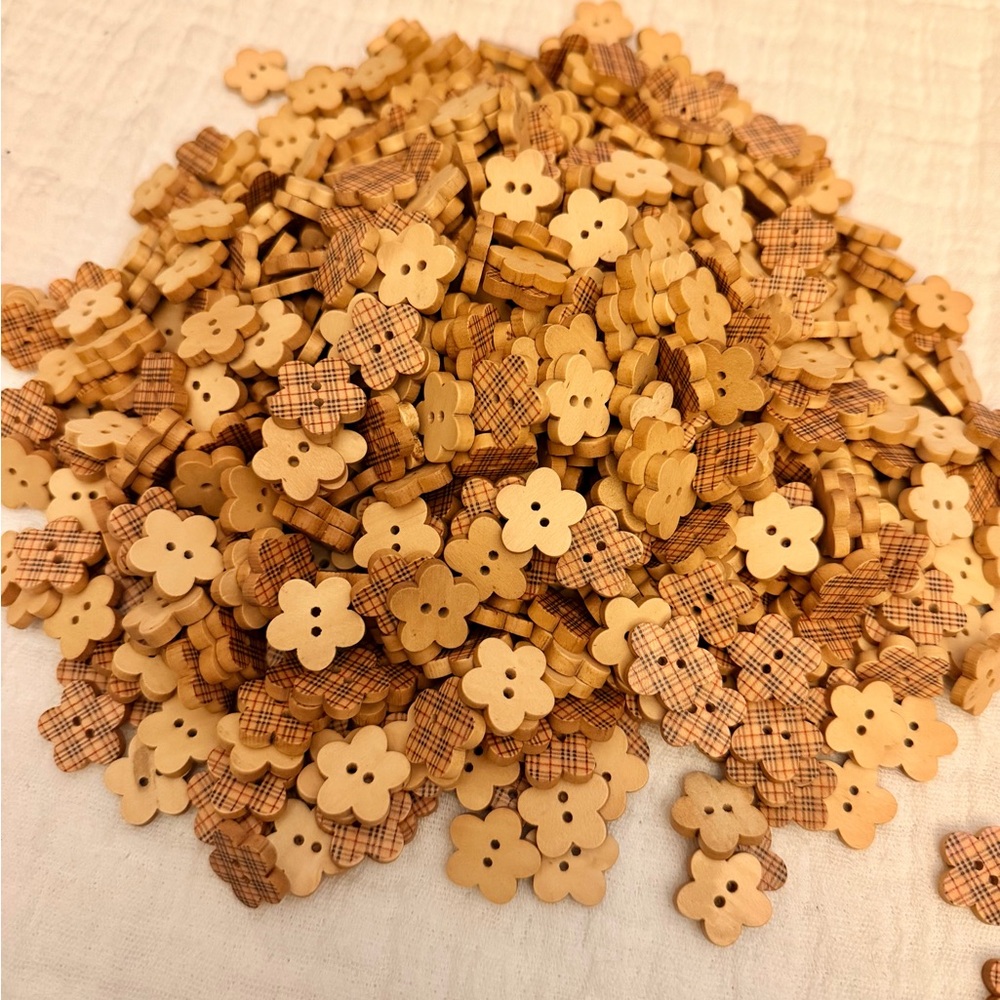 667 brown plaid Wooden Flower Buttons - Natural & Plaid Mix